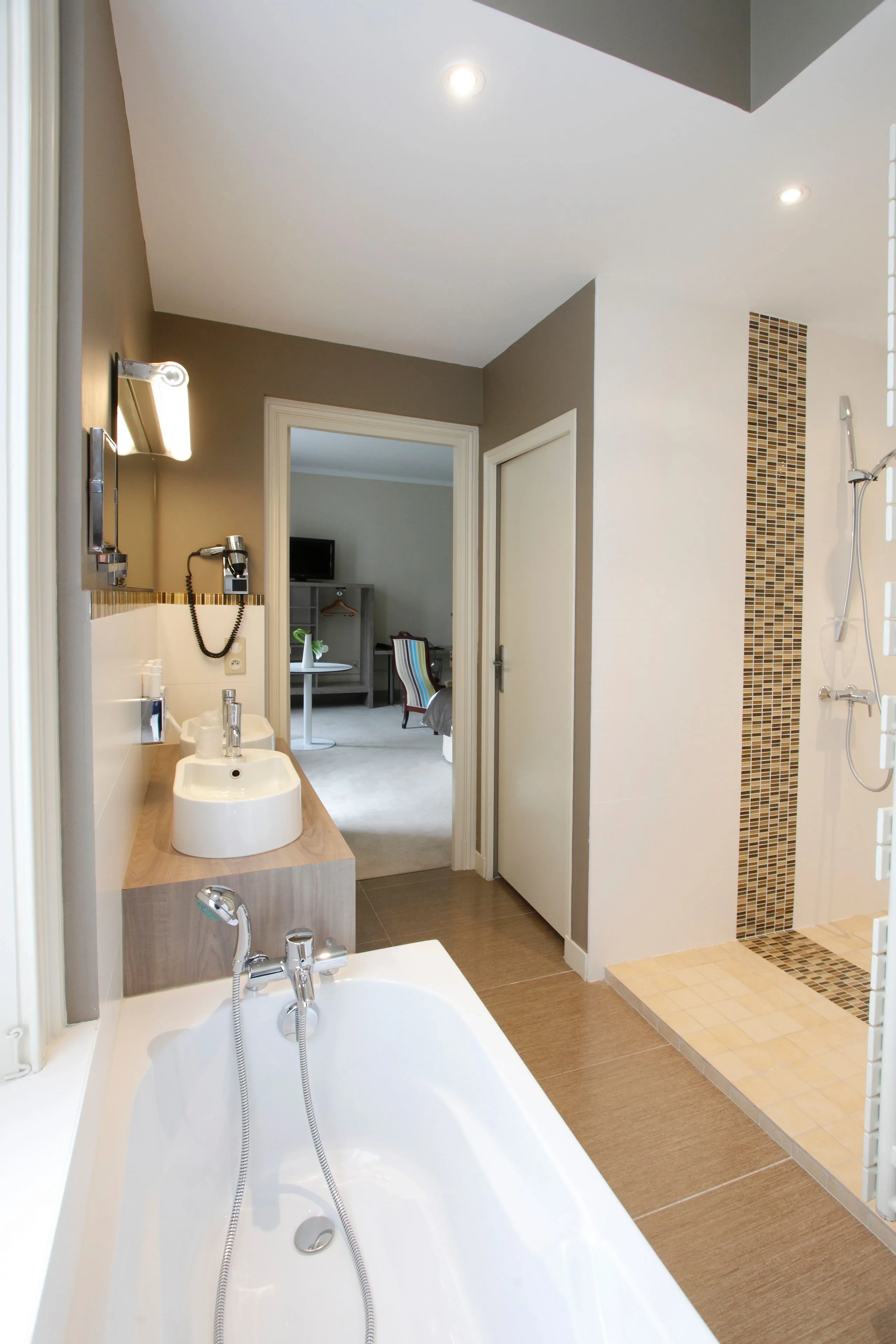 Salle de bain moderne avec baignoire et douche
