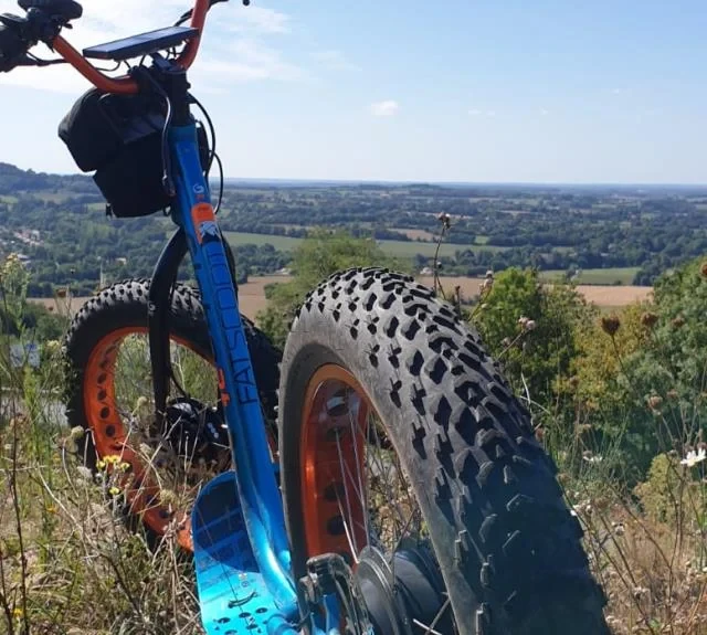 Trottinette électrique tout-terrain face à paysage rural